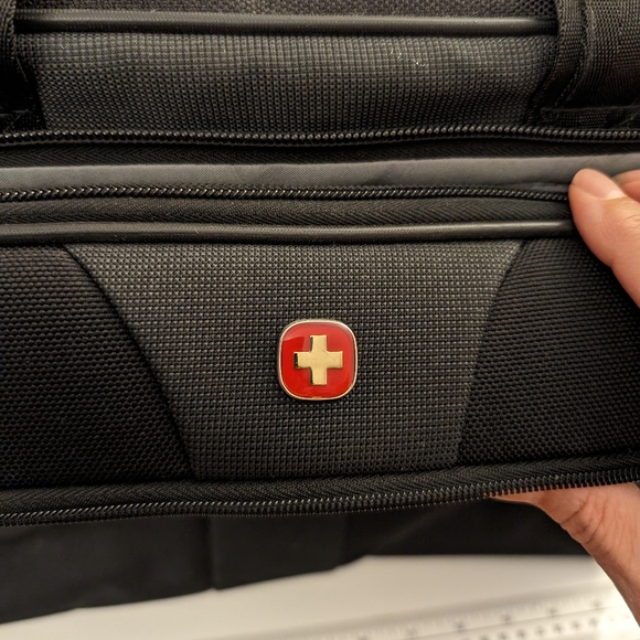 Wenger, Swiss Gear Laptop Briefcase Black with handles and shoulder strap - Picture 5 of 16